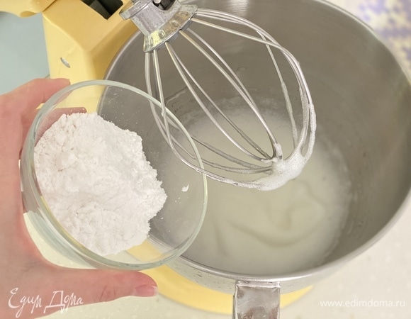 Постепенно добавить сахарную пудру, продолжая взбивать.