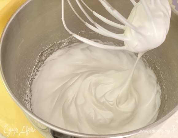 Должна получиться плотная меренга, отлично держащая форму.