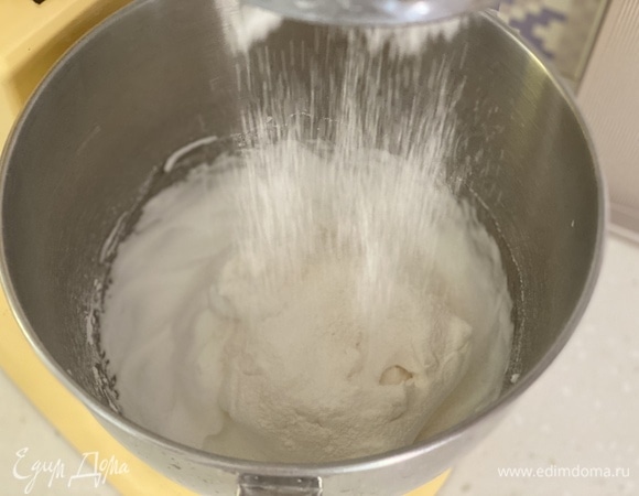 Затем постепенно всыпать муку, аккуратно вмешивая лопаткой. Следите, чтобы масса не осела.