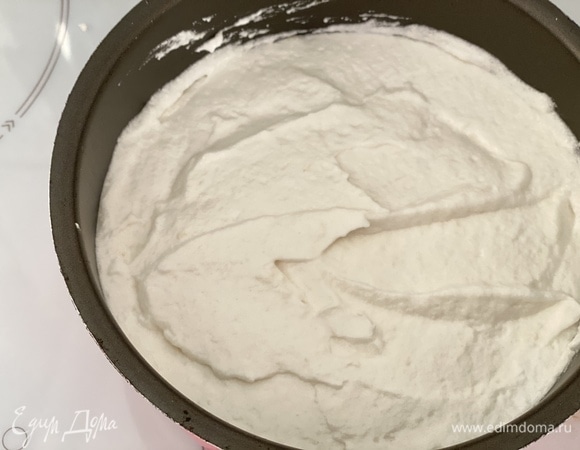 Выложить тесто в форму, выстеленную пергаментом. Выпекать при 180°C около 20 минут (проба на сухую палочку).