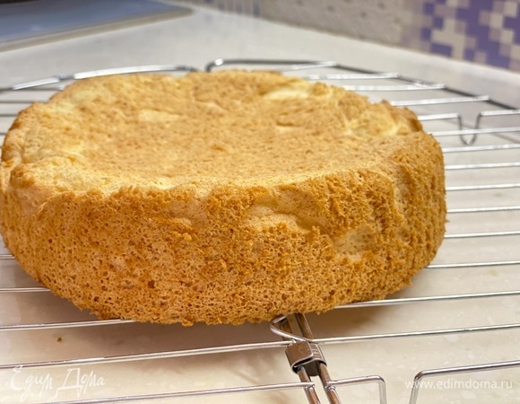 Готовый бисквит остудить на решетке.