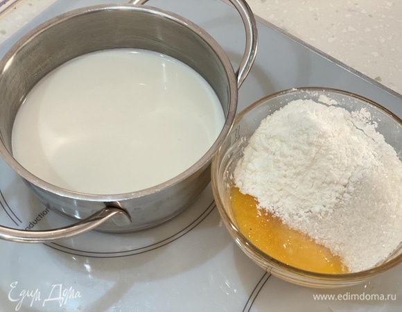 Молоко довести до кипения. Желтки смешать с сахаром и крахмалом.