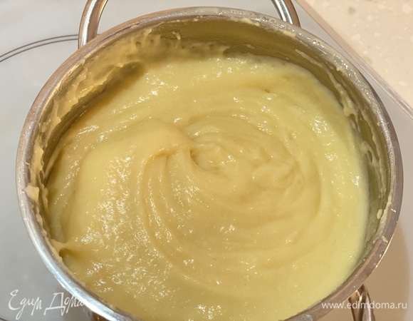 Варить на медленном огне, постоянно помешивая, пока не загустеет. Накрыть пищевой пленкой, охладить.