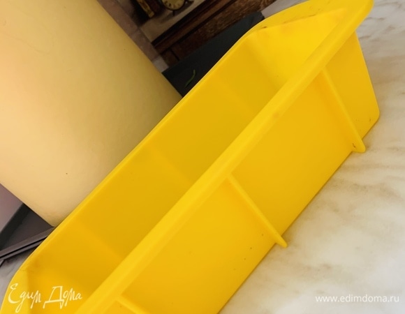 Подготовка. Духовку разогреваем до 180ºC. Слегка обжариваем лепестки миндаля, чтобы они стали более хрустящими и ароматными. Обратите внимание, что жидкие продукты указаны в граммах — это чуть меньше, чем в литрах. Размер формы — 9 х 23 см или 11 х 25 см, если не хотите получить очень высокий кекс.