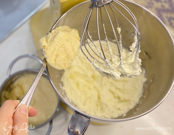 В чаше миксера немного взбить маскарпоне и по одной ложке вмешать туда заварной крем.