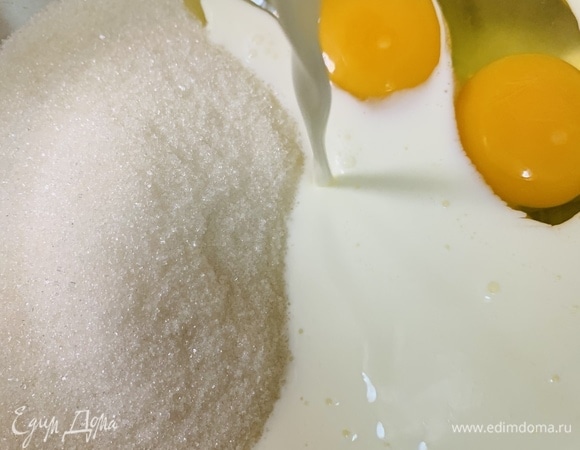 В чаше миксера соединяем яйца, сахар, молоко, масло, лимонную цедру и ванилин. Взбиваем недолго, до однородности и полного растворения сахара.