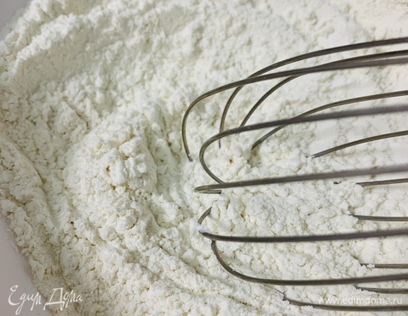 Смешиваем просеянную муку с разрыхлителем, добавляем соль, перемешиваем.