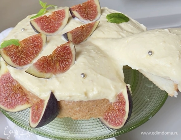 Просто выкладывайте поверх бисквита крем и украшайте инжиром. Крем очень нежный, десерт можно подавать порционно: кусочек бисквита, а сверху — много крема. 