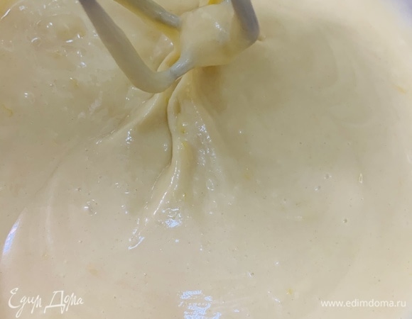 Не переставая взбивать, убавляем скорость миксера и вводим сухие ингредиенты. Долго не мешаем, выключаем миксер, как только тесто станет однородным.