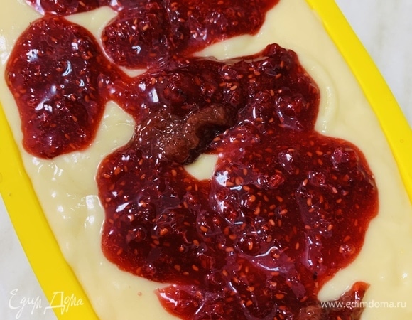 Сверху — оставшееся тесто и ягодный джем.