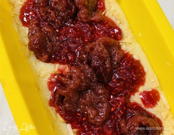 На него выкладываем 2/3 ягодного джема (я использовала клубничный и малиновый), немного распределяем.