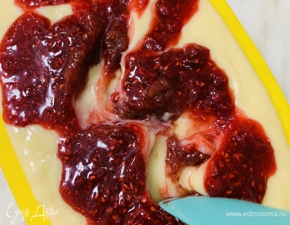 Лопаткой или ложкой делаем пару «восьмерок», чтобы немного смешать начинку с тестом.