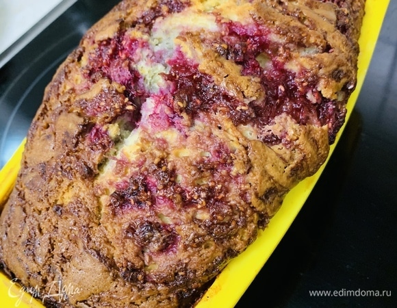 Выпекаем в режиме «верх/низ» в течение 70–75 минут. Готовность проверяем деревянной шпажкой.