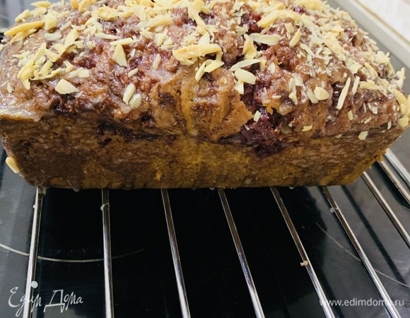 Достаем из духовки, даем остыть несколько минут и выкладываем из формы на решетку.