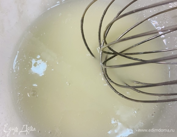 Готовим глазурь. Все ингредиенты для глазури взбиваем венчиком до однородности. Глазурь получится достаточно жидкой.