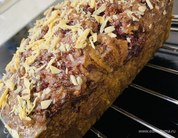 Готовый кекс покрываем глазурью и посыпаем оставшимся миндалем.