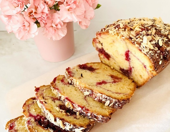 Даем кексу постоять около часа. За это время он приобретет более нежную и рассыпчатую текстуру. Приятного аппетита!