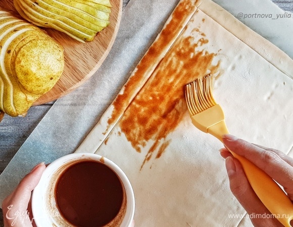 Смазываем тесто маслом со специями.