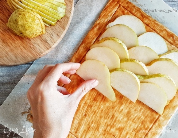 Ломтики груши выкладываем на тесто.