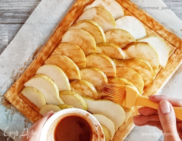 Смазываем груши маслом со специями.