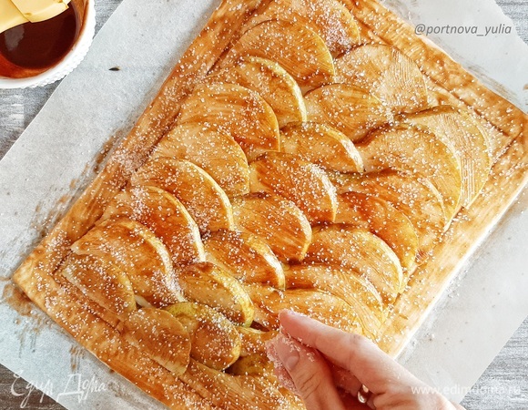 Посыпаем сахаром. Выпекаем в хорошо прогретой духовке при 200°C 25–30 минут. Приятного аппетита!