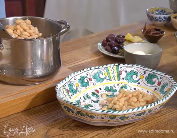 Белую фасоль отварить согласно инструкции на упаковке.