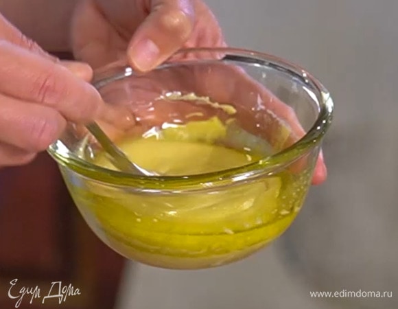 Приготовить заправку: соединить горчицу, уксус, оливковое масло, все перемешать.