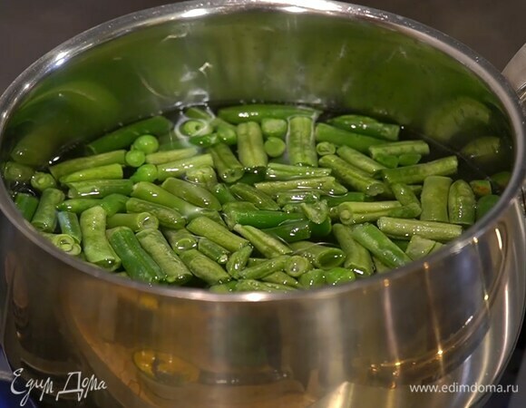 Стручковую фасоль и горошек, предварительно разморозив, отваривать несколько минут в кипящей воде, затем откинуть на дуршлаг и обдать ледяной водой.