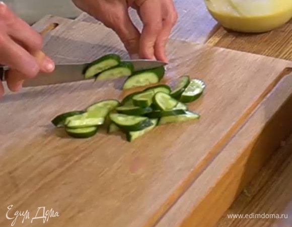 Огурец нарезать небольшими кусочками.