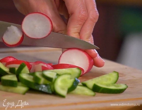 Редис нарезать тонкими кружками.