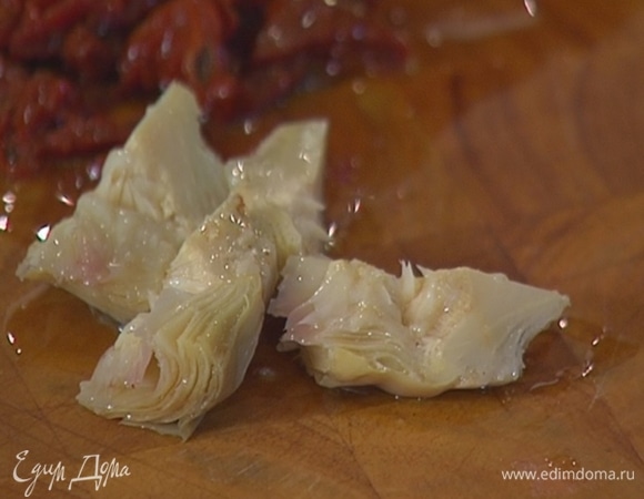 Артишоки разрезать на несколько частей.