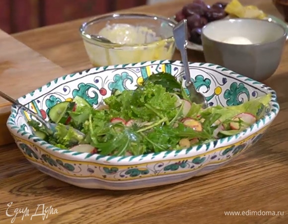 Белую фасоль и листья салата выложить в салатник, полить частью заправки и перемешать, добавить огурцы и редиску, снова полить заправкой и перемешать.