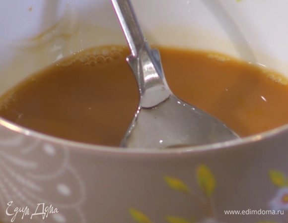 Приготовить соус терияки: соевый соус и ананасовый сок соединить с крахмалом и все перемешать, затем влить 1 ст. ложку воды, мед, рисовое вино и еще немного перемешать.