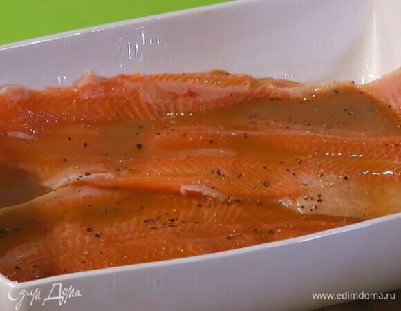 Филе форели выложить в жаропрочную форму, посолить, поперчить и полить половиной соуса терияки.