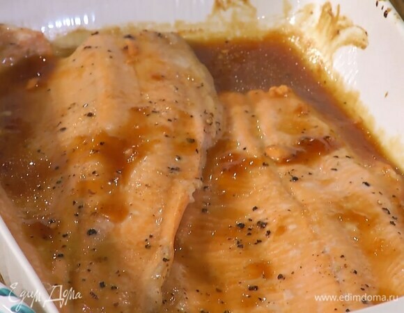 Затянуть форму фольгой и отправить в духовку под разогретый гриль на 15–20 минут, затем снять фольгу и полить форель соусом и запекать под грилем без фольги еще несколько минут.