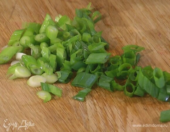 Зеленый лук тонко порезать наискосок.