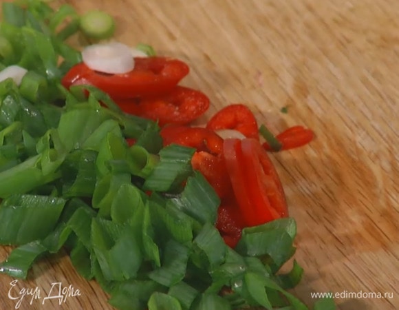 Перец чили нарезать тонкими колечками.