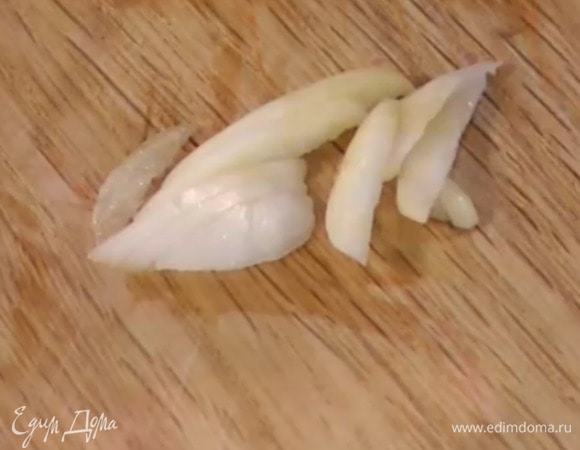Чеснок почистить и нарезать очень тонкими полосками.