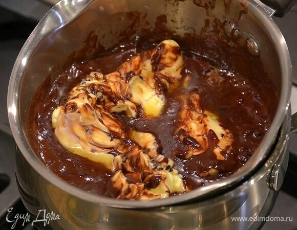 Шоколад поломать кусочками, выложить в кастрюлю, добавить растворимый кофе, 200 г сливочного масла и растопить все на водяной бане.