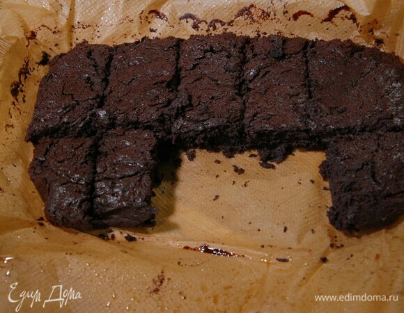 Выпекать брауни в разогретой духовке 30 минут, затем оставить в форме до полного остывания.