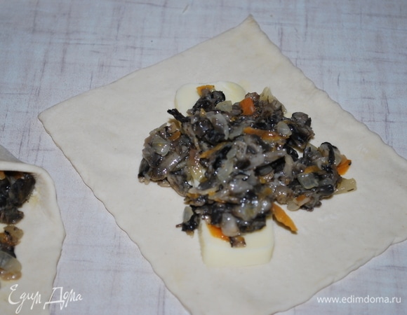 Пласт слоеного пресного теста разрезала на четыре квадрата.