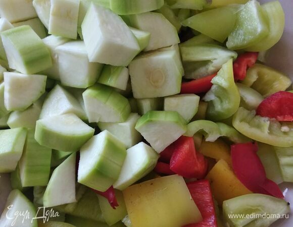 Помыть кабачок и перец. Если кабачок молодой и с чистой нежной шкуркой, можно не чистить. У меня был магазинный и немного поцарапанный, поэтому я почистила. Нарезать кабачок и перец не очень мелкими кусочками. Отварить в подсоленной воде спагетти альденте (на 1–2 минуты меньше, чем указано на упаковке).