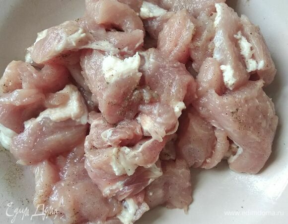 Мясо промыть, обсушить бумажными полотенцами и нарезать не очень мелко. Поперчить. Разогреть в сковороде 2 ст. л. оливкового масла, обжарить свинину с обеих сторон до желаемого колера минут 15. Посолить. Вынуть и поставить в теплое место. В сковороду добавить масло и потушить в нем кабачок и перец минут 15.