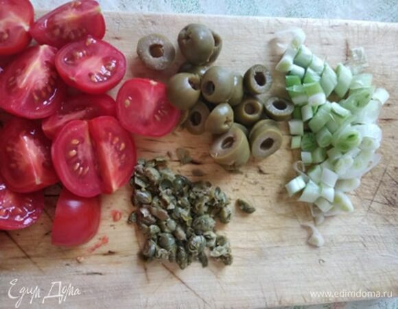 Вымыть помидоры и зеленый лук. Обсушить и нарезать. Порубить каперсы и оливки. Добавить к овощам. Посолить. Прогреть минут 5.