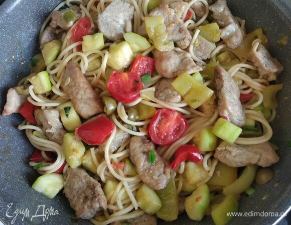 Добавить спагетти к овощам, перемешать и прогреть 1–2 минуты. Выложить свинину. Подавать со свежим базиликом. Приятного аппетита!