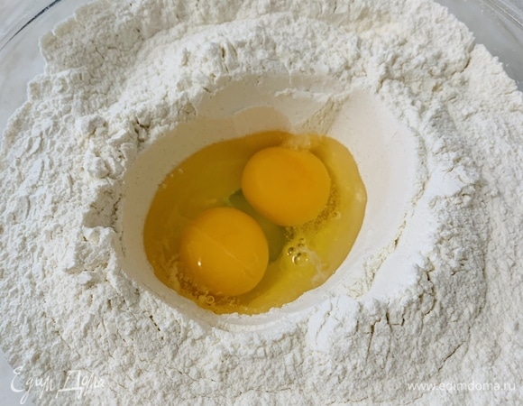 В большую миску просеиваем муку, добавляем сахар, соль. Перемешиваем. В центре делаем углубление. Добавляем яйца комнатной температуры, готовые активные дрожжи (над молоком с дрожжами должна образоваться «шапка») и растопленное масло.