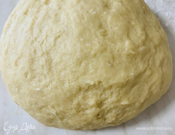Припыляем столешницу мукой. Выкладываем тесто и продолжаем месить, пока оно не перестанет быть липким и не станет эластичным.