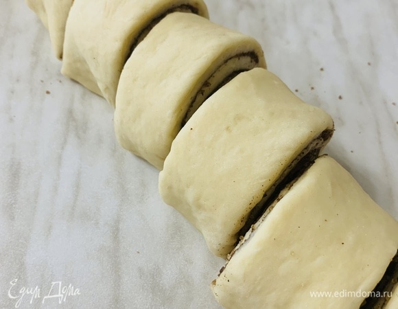 Переворачиваем склеенной стороной вниз и разрезаем острым ножом на 12 равных частей.