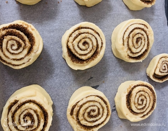 Выкладываем в форму, покрытую пергаментом, на небольшом расстоянии друг от друга. Укрываем влажным полотенцем и оставляем для увеличения в объеме еще на 30 минут. 