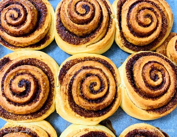 Включаем духовку на 180°C. Отправляем булочки в духовку на 30 минут. Как только они слегка подрумянились, нужно доставать. Также готовность можно проверить деревянной шпажкой. Не пересушите булки.